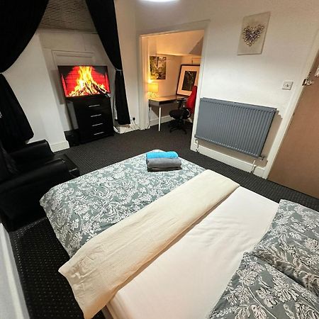Whitechapel Station Rooms R1 London Exterior photo