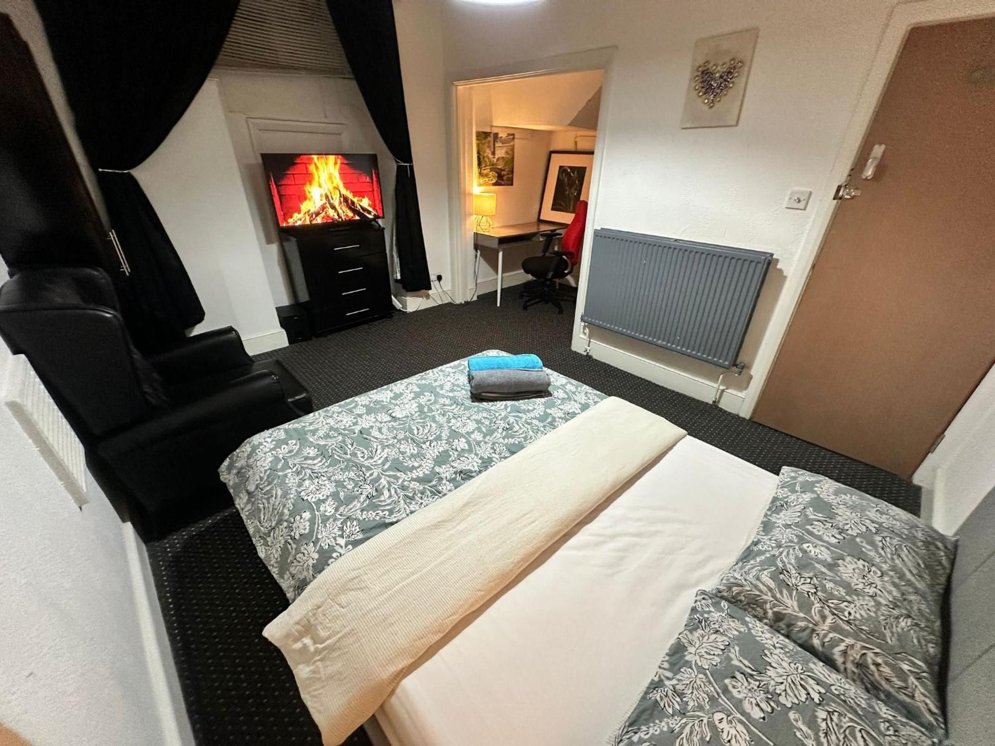 Whitechapel Station Rooms R1 London Exterior photo