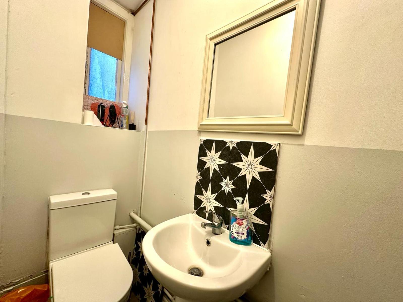 Whitechapel Station Rooms R1 London Exterior photo