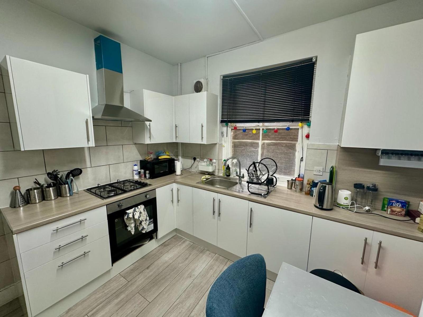 Whitechapel Station Rooms R1 London Exterior photo