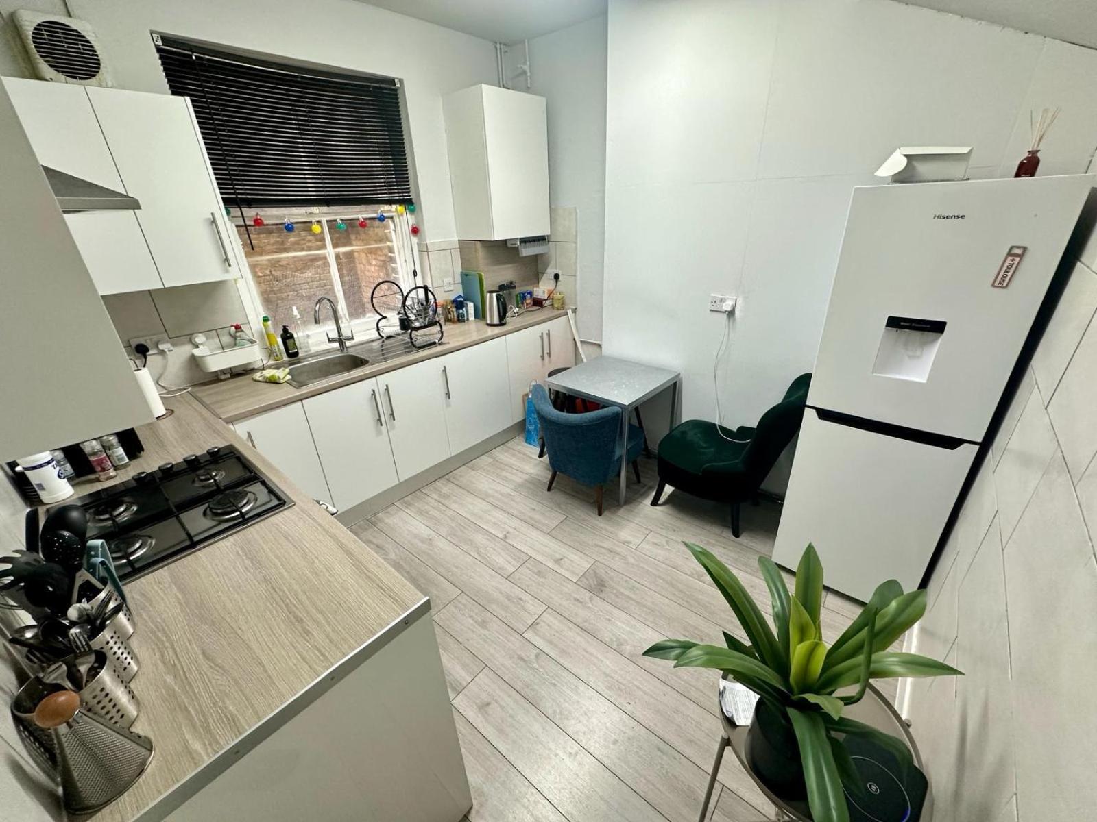 Whitechapel Station Rooms R1 London Exterior photo