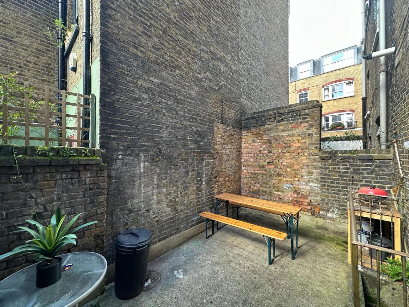 Whitechapel Station Rooms R1 London Exterior photo